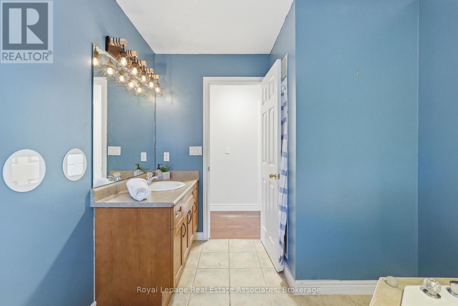 31 Commando Court, Hamilton, ON - Indoor Photo Showing Bathroom