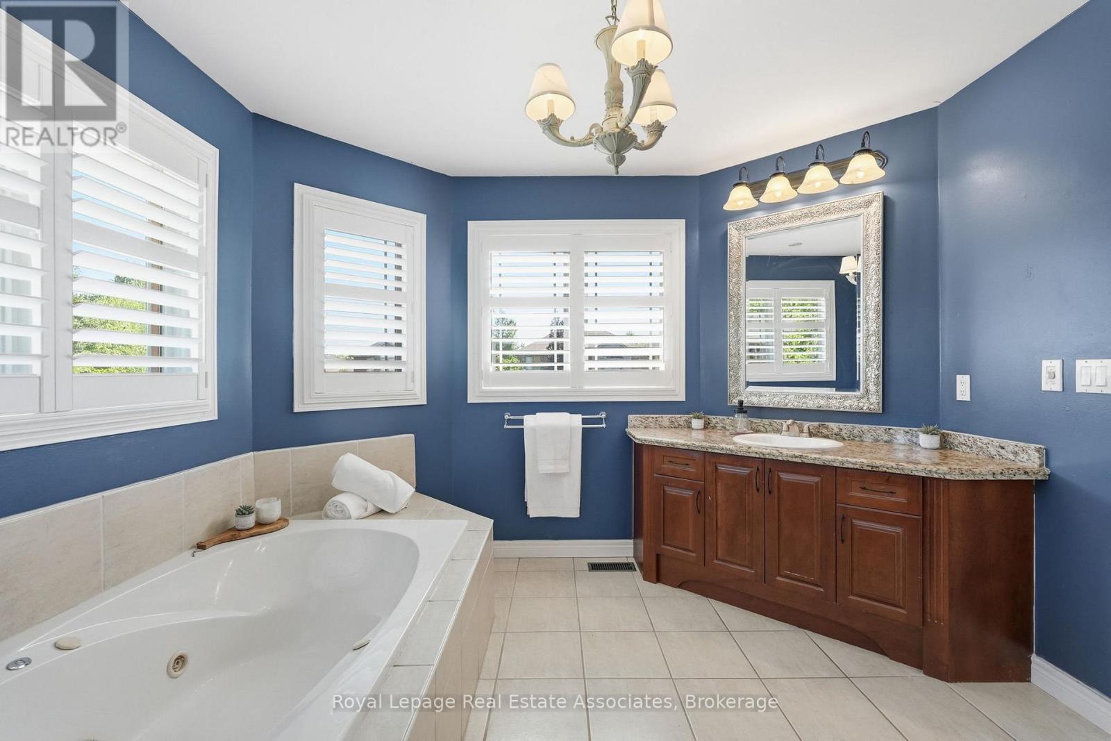 31 Commando Court, Hamilton, ON - Indoor Photo Showing Bathroom