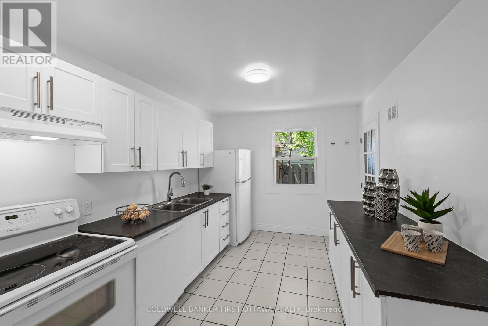 Kitchen space w window, light above & pantry space - 1246 Kitchener Avenue, Ottawa, ON