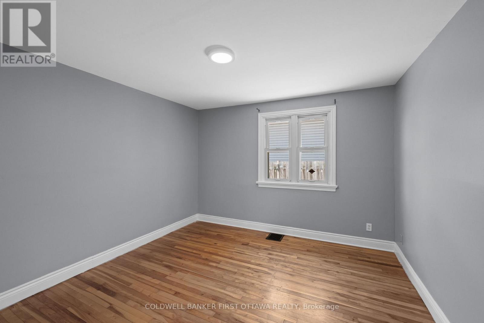Expansive primary bedroom w flush mount light. - 1246 Kitchener Avenue, Ottawa, ON