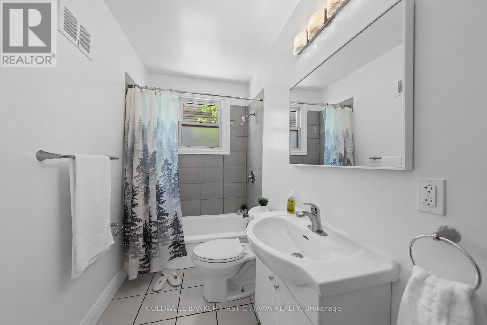 Full 4 pc bathroom w privacy window in shower. - 1246 Kitchener Avenue, Ottawa, ON