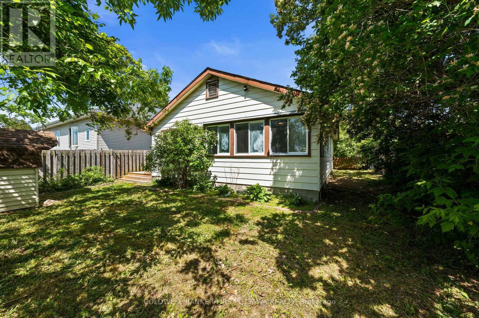Spacious & private backyard area. - 1246 Kitchener Avenue, Ottawa, ON