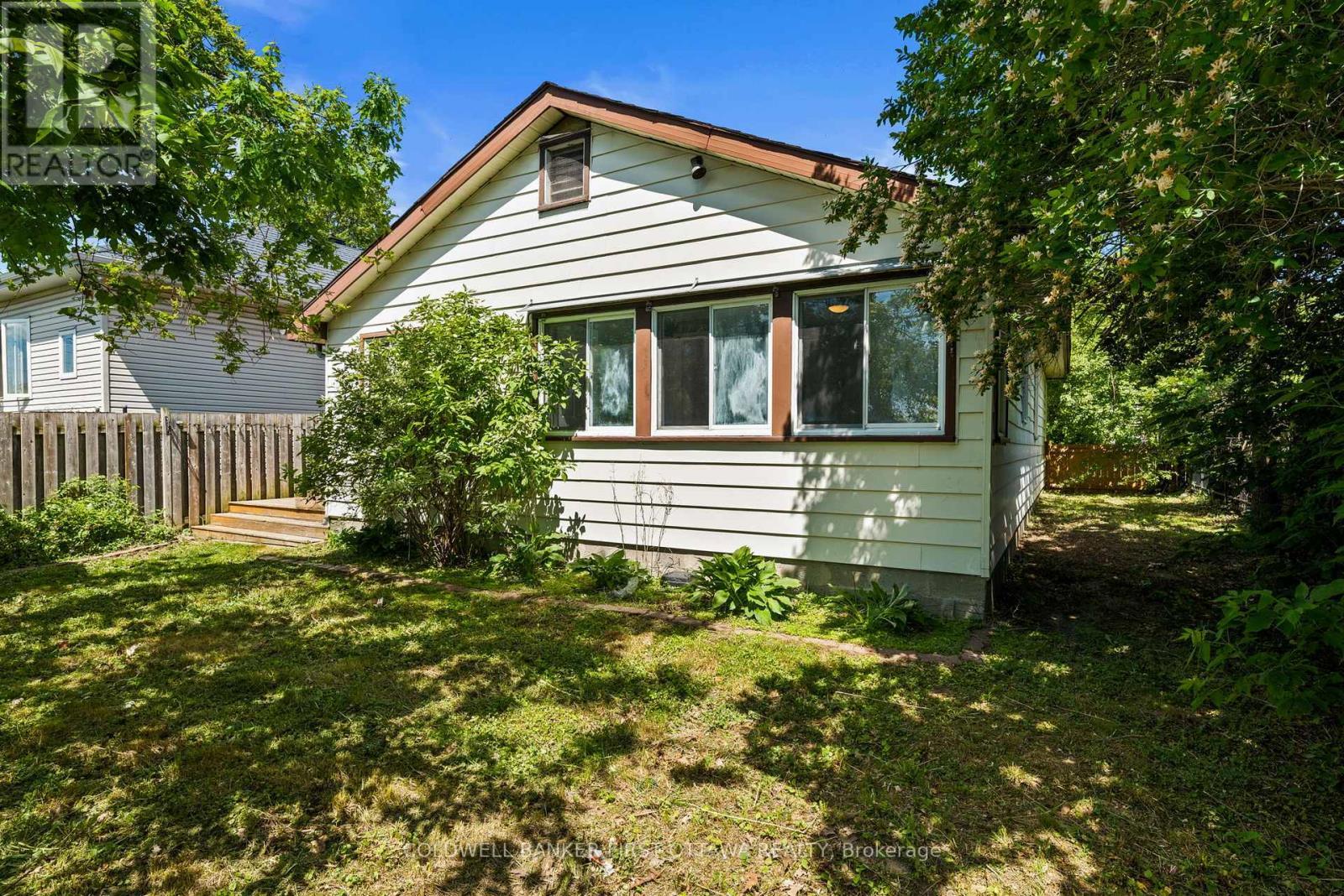 Both back bedrooms w view into the backyard. - 1246 Kitchener Avenue, Ottawa, ON
