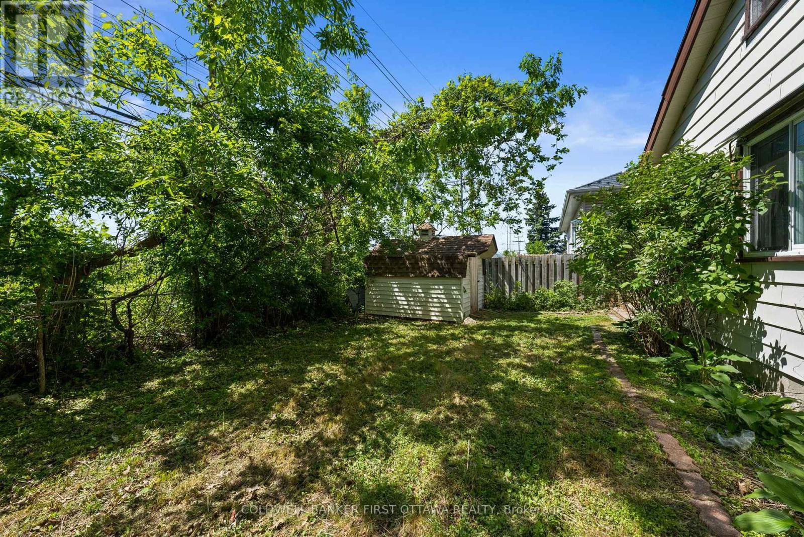 Full fence surrounding all sides of the home. - 1246 Kitchener Avenue, Ottawa, ON