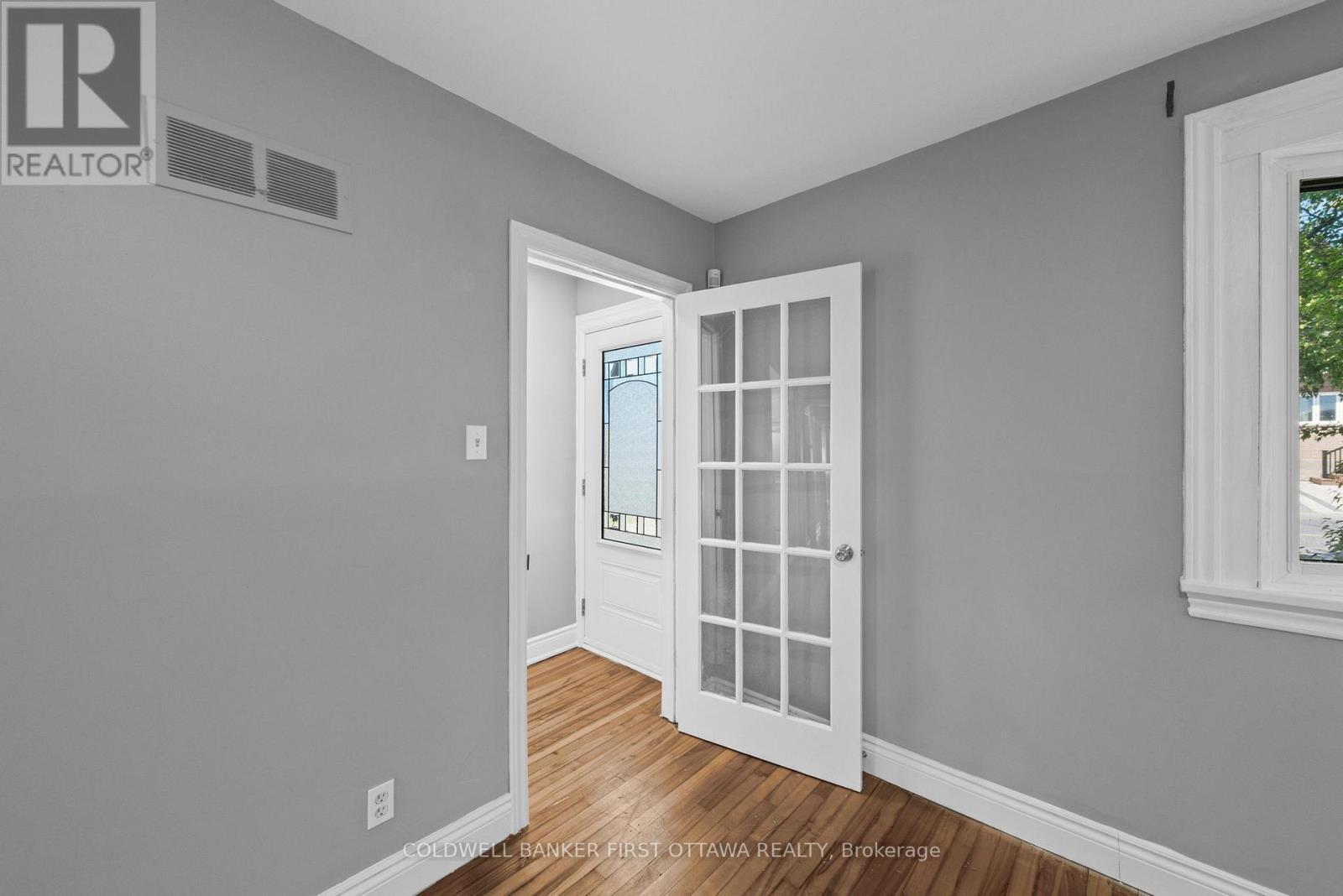 Main entry foyer w closet. - 1246 Kitchener Avenue, Ottawa, ON