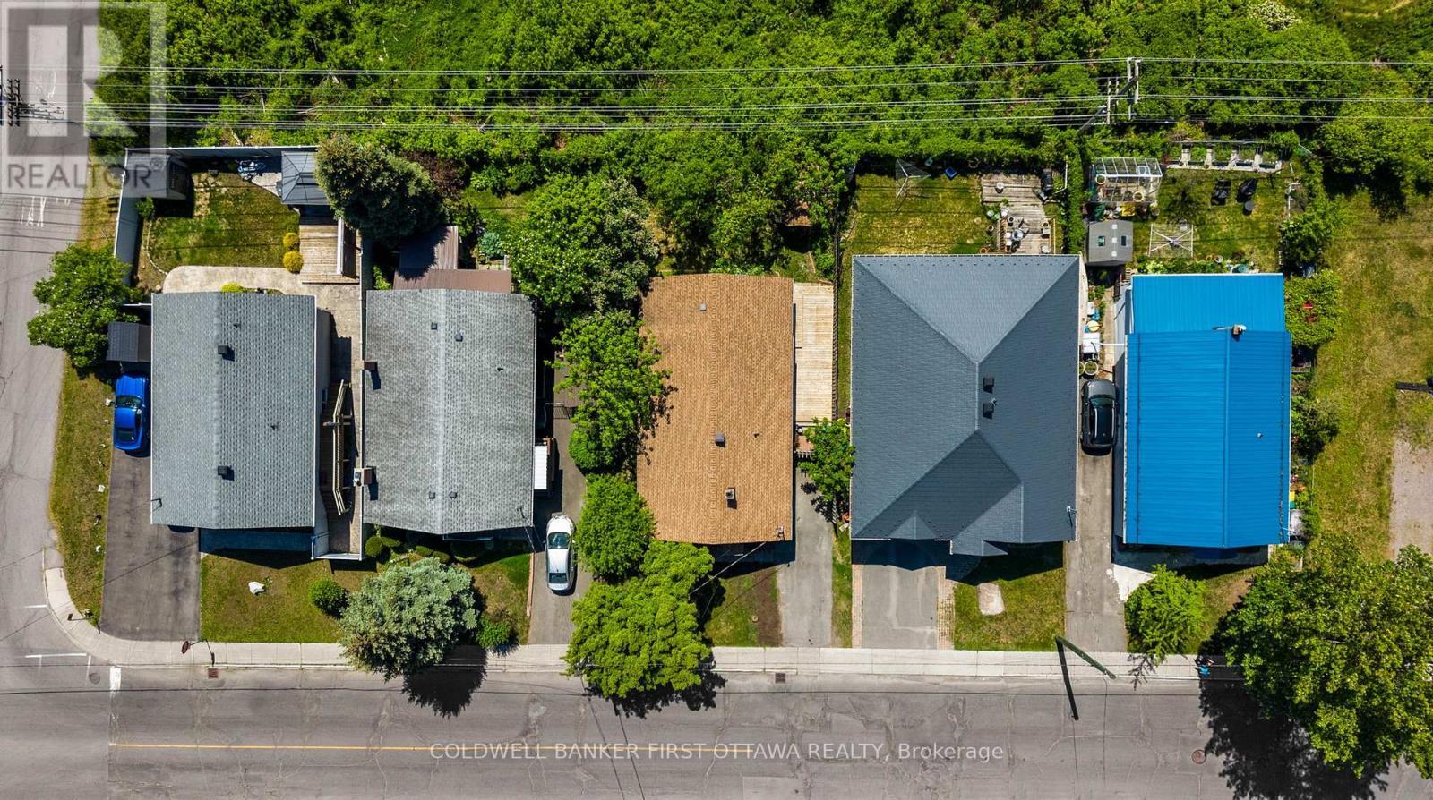 No rear neighbours to worry about! - 1246 Kitchener Avenue, Ottawa, ON
