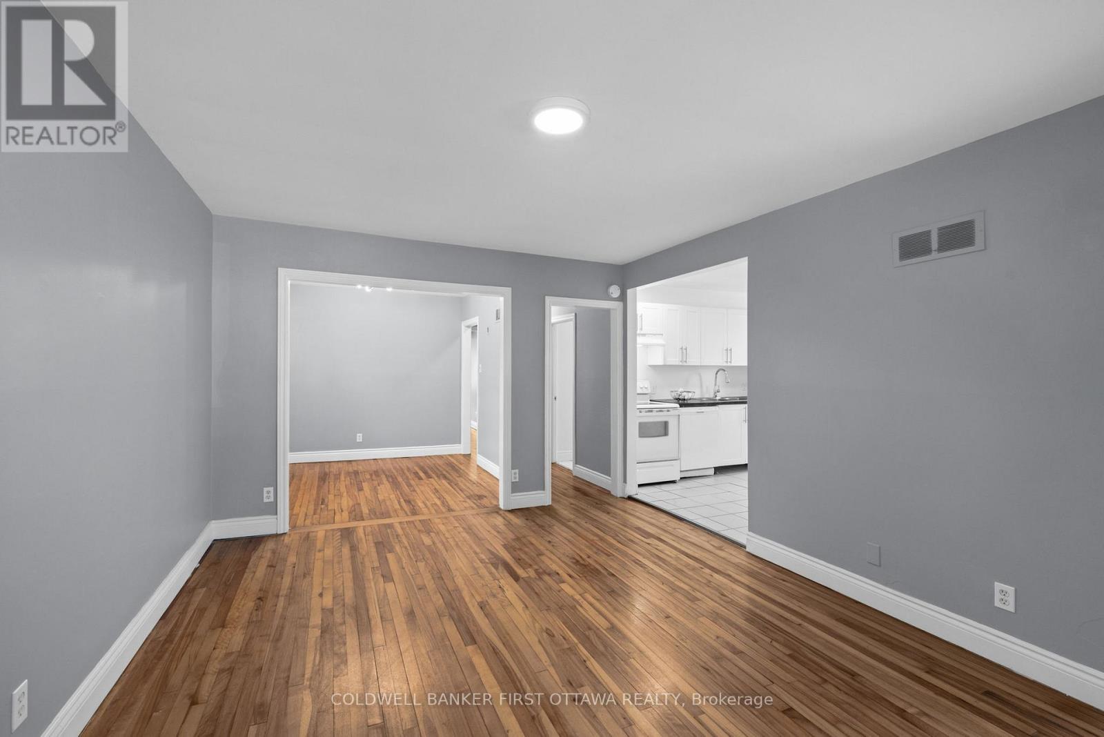 Expansive living space w access into dining room - 1246 Kitchener Avenue, Ottawa, ON