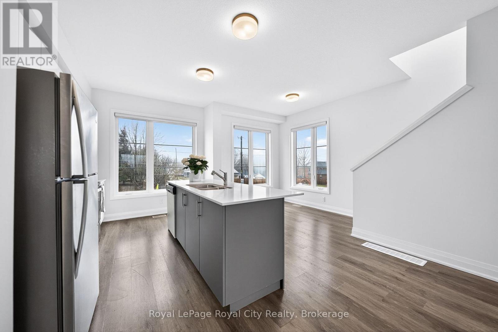 150 Huron Street, Guelph (St. Patrick'S Ward), ON - Indoor Photo Showing Living Room