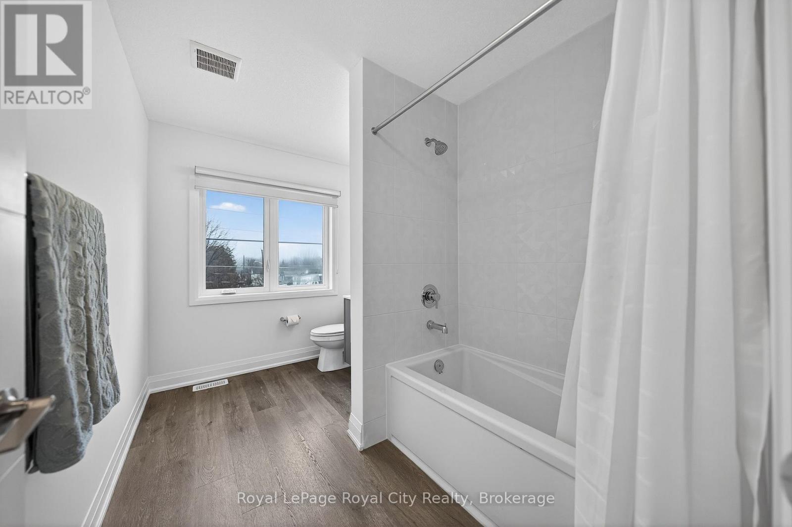 Upstairs 4 pc Bathroom - 150 Huron Street, Guelph (St. Patrick'S Ward), ON - Indoor Photo Showing Bathroom