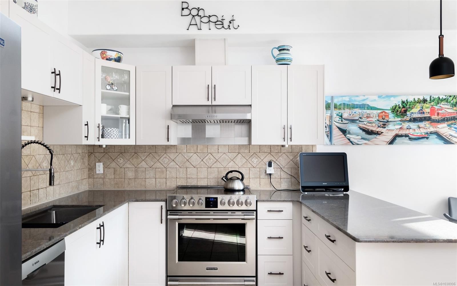 #201-3915 Carey Rd, Saanich, BC