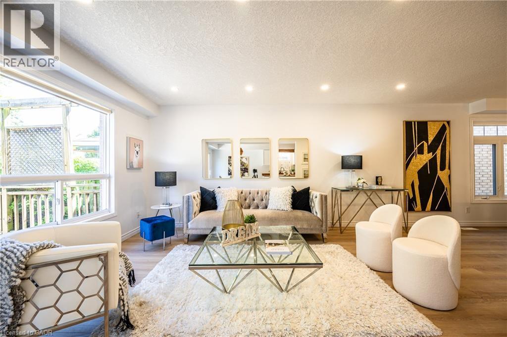 610 South Haven Drive, Waterloo, ON - Indoor Photo Showing Living Room