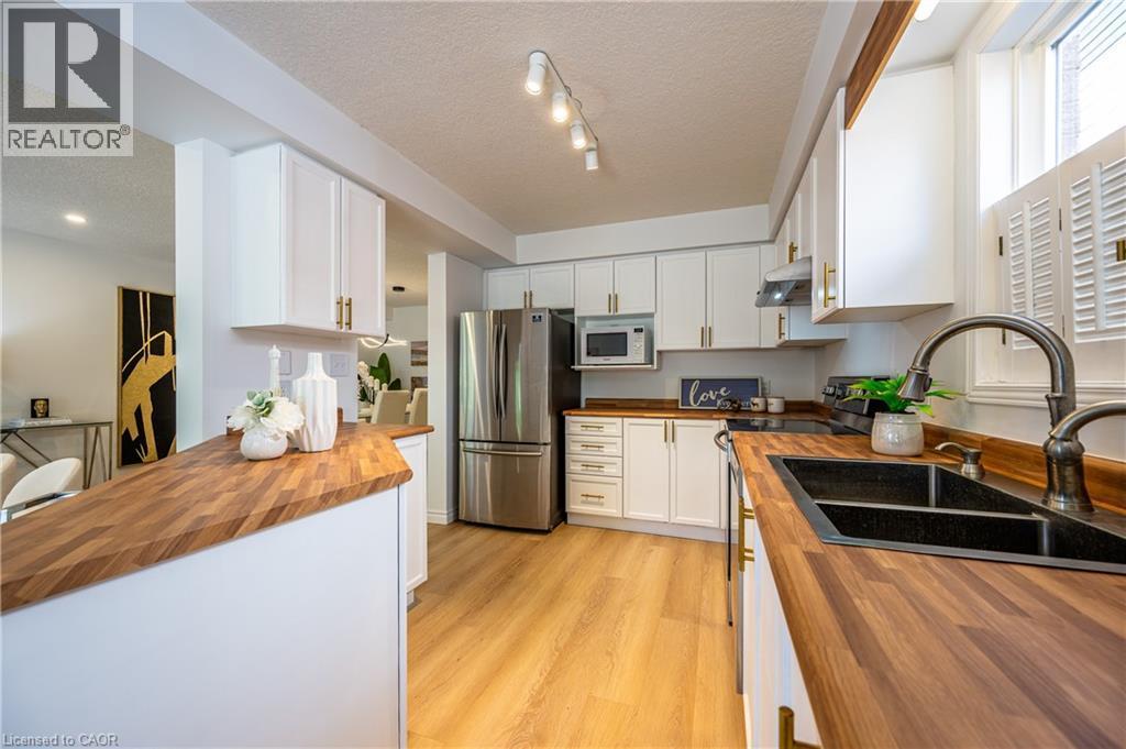 610 South Haven Drive, Waterloo, ON - Indoor Photo Showing Kitchen With Double Sink