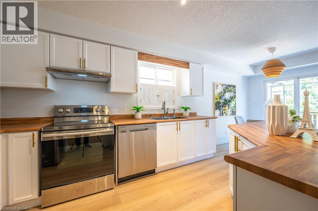 610 South Haven Drive, Waterloo, ON - Indoor Photo Showing Kitchen