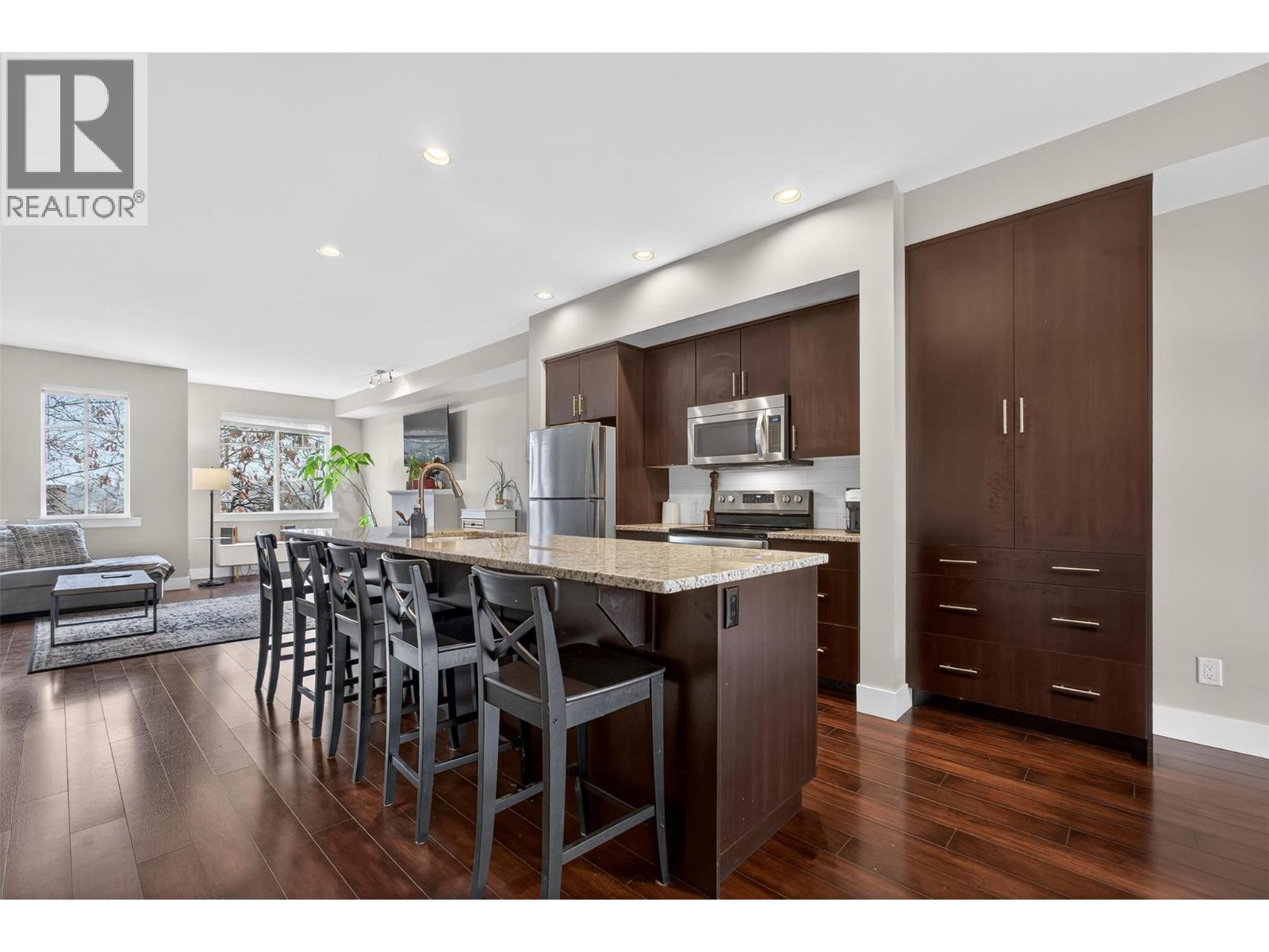 433 Mccarren Avenue Unit# 9, Kelowna, BC - Indoor Photo Showing Kitchen With Upgraded Kitchen