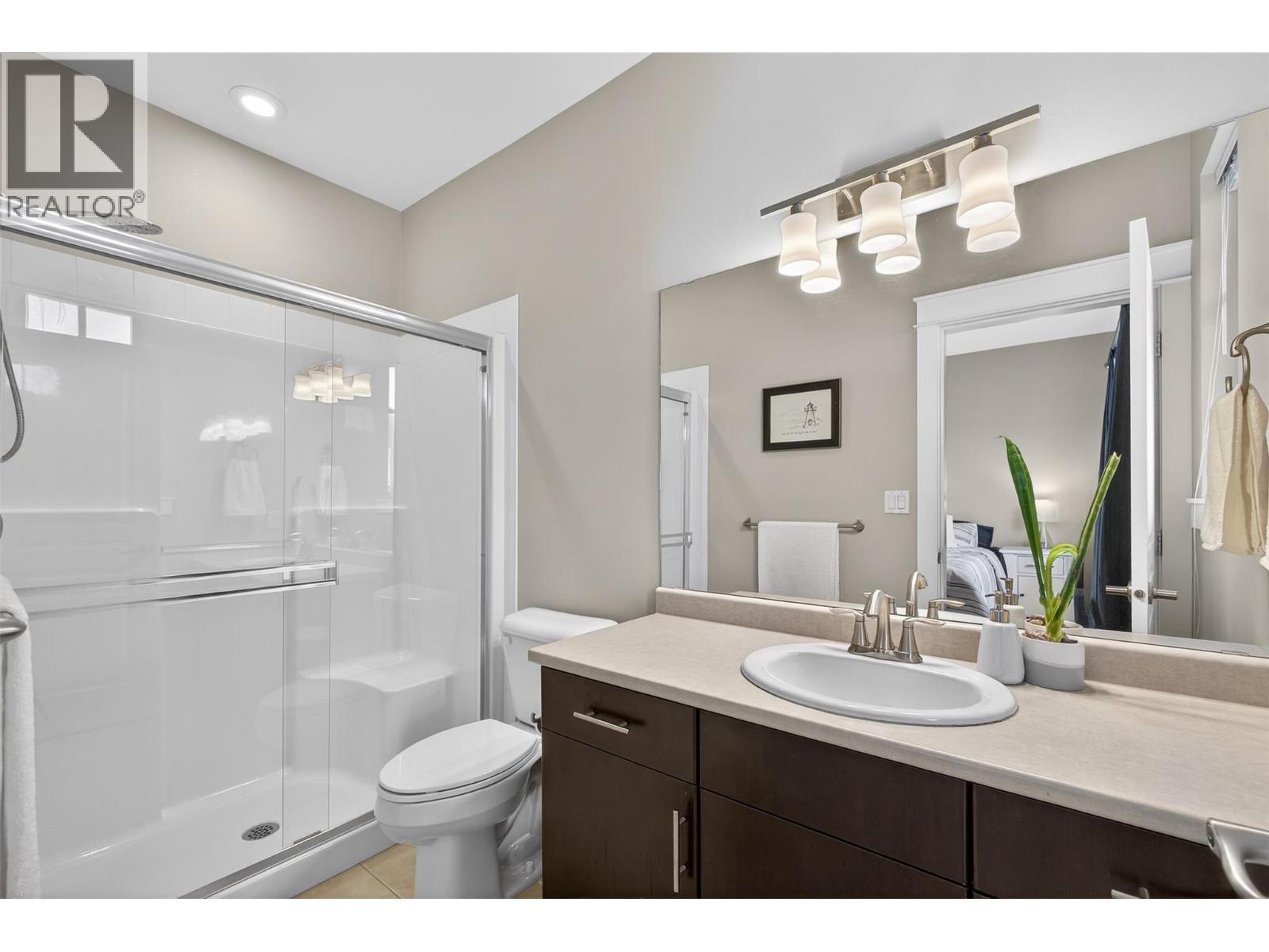 433 Mccarren Avenue Unit# 9, Kelowna, BC - Indoor Photo Showing Bathroom