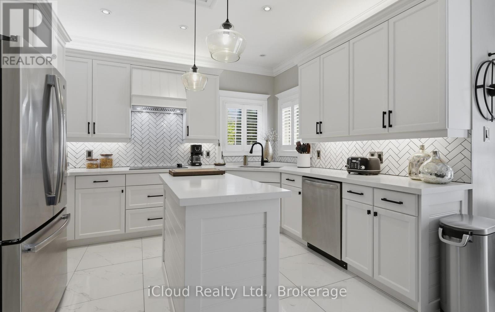 7 Gagnon Gate, Whitby, ON - Indoor Photo Showing Kitchen With Upgraded Kitchen