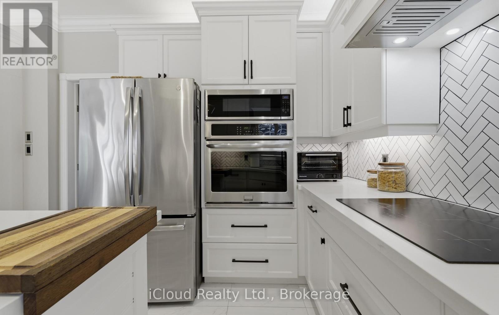 7 Gagnon Gate, Whitby, ON - Indoor Photo Showing Kitchen With Upgraded Kitchen