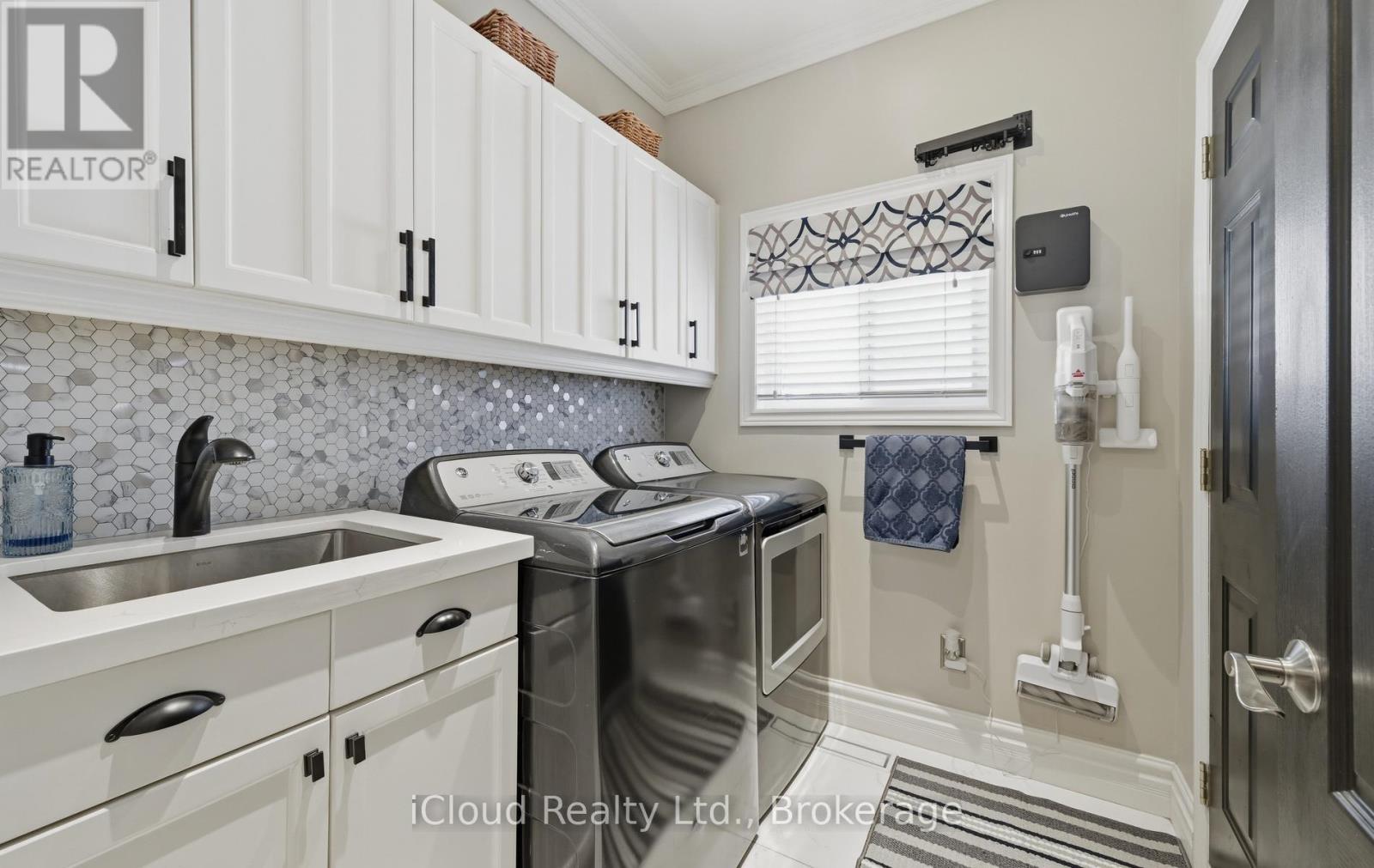 7 Gagnon Gate, Whitby, ON - Indoor Photo Showing Laundry Room