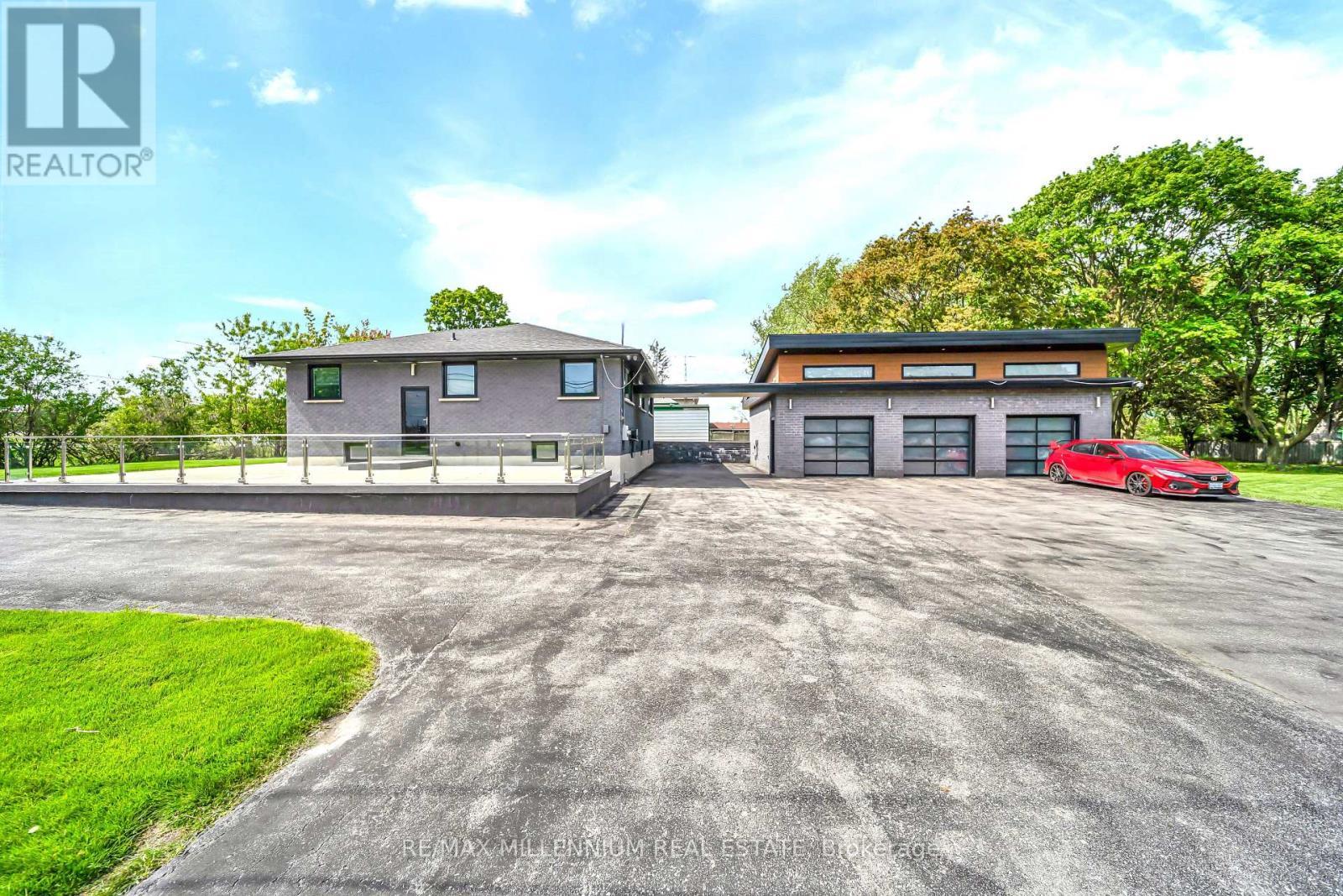 31 Old Lake Ridge Road, Whitby, ON