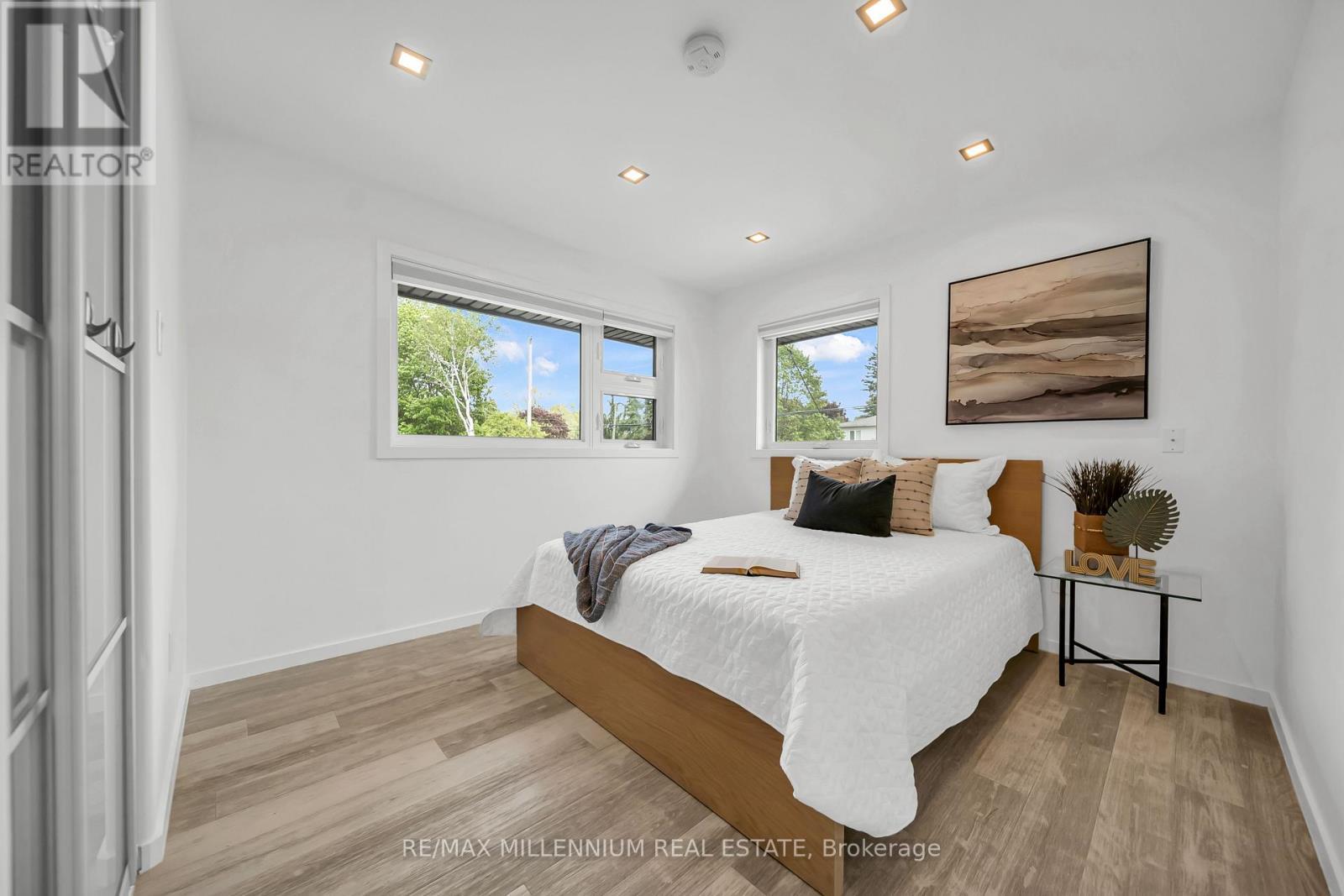 31 Old Lake Ridge Road, Whitby, ON
