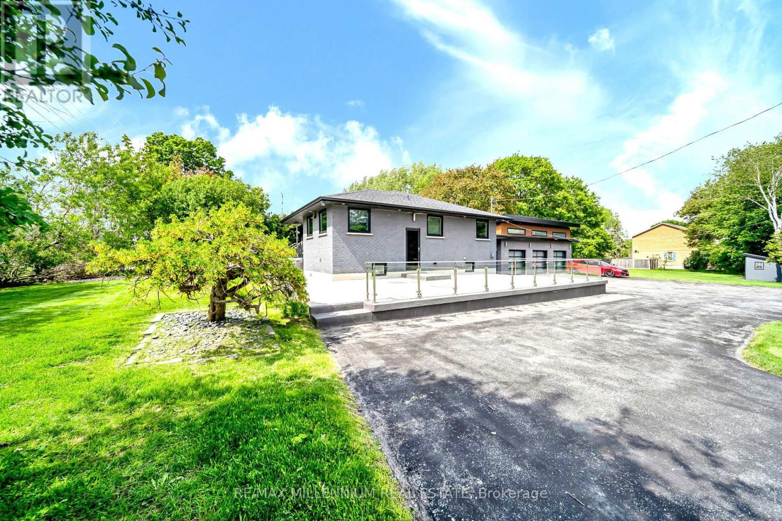 31 Old Lake Ridge Road, Whitby, ON