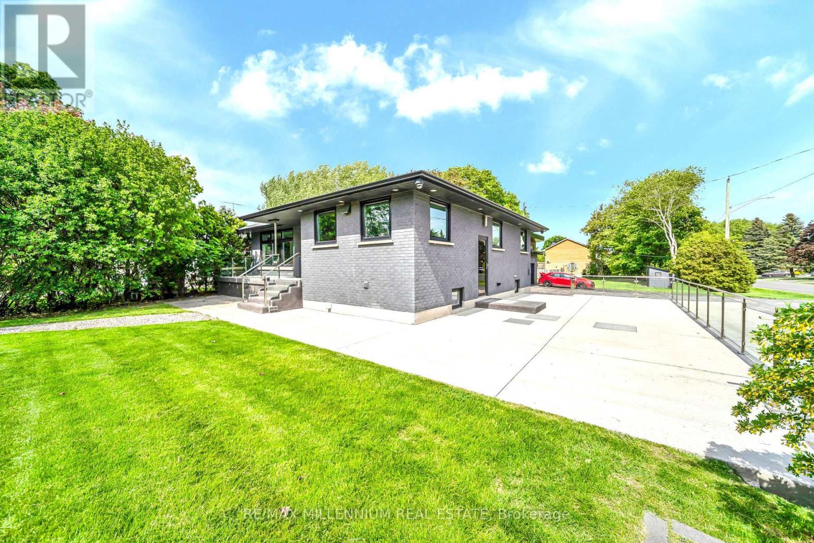 31 Old Lake Ridge Road, Whitby, ON