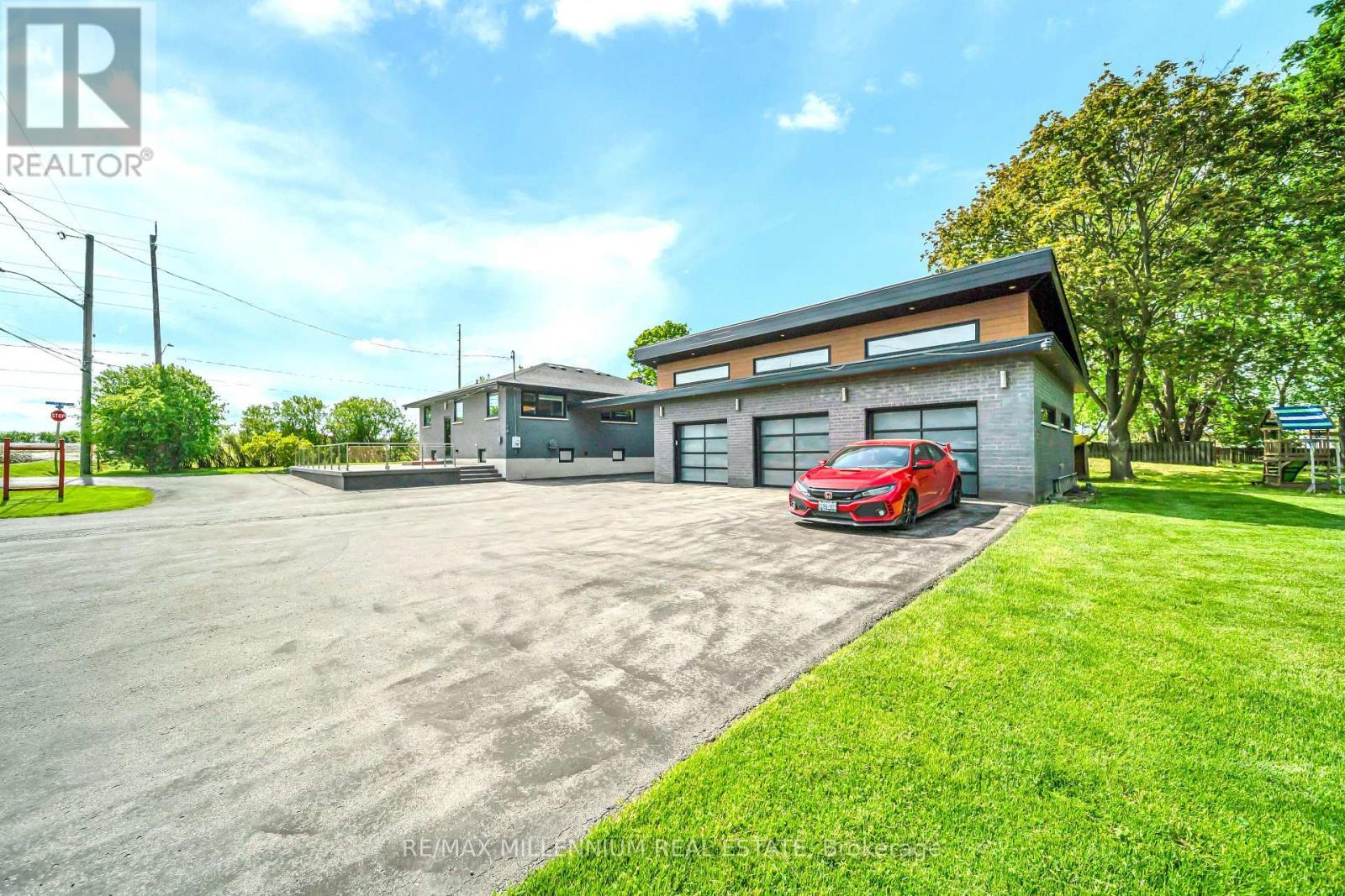 31 Old Lake Ridge Road, Whitby, ON
