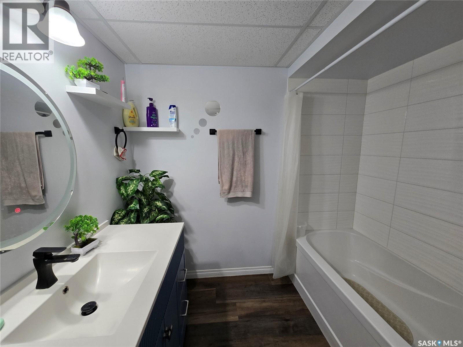 152 5Th Avenue Se, Swift Current, SK - Indoor Photo Showing Bathroom