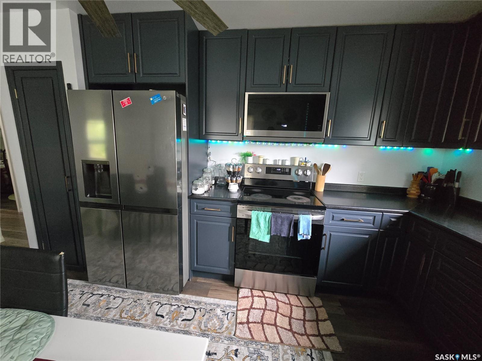 152 5Th Avenue Se, Swift Current, SK - Indoor Photo Showing Kitchen