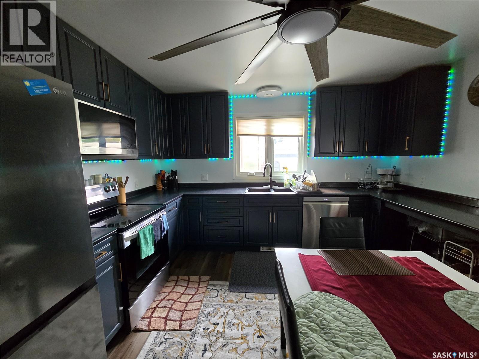 152 5Th Avenue Se, Swift Current, SK - Indoor Photo Showing Kitchen With Double Sink