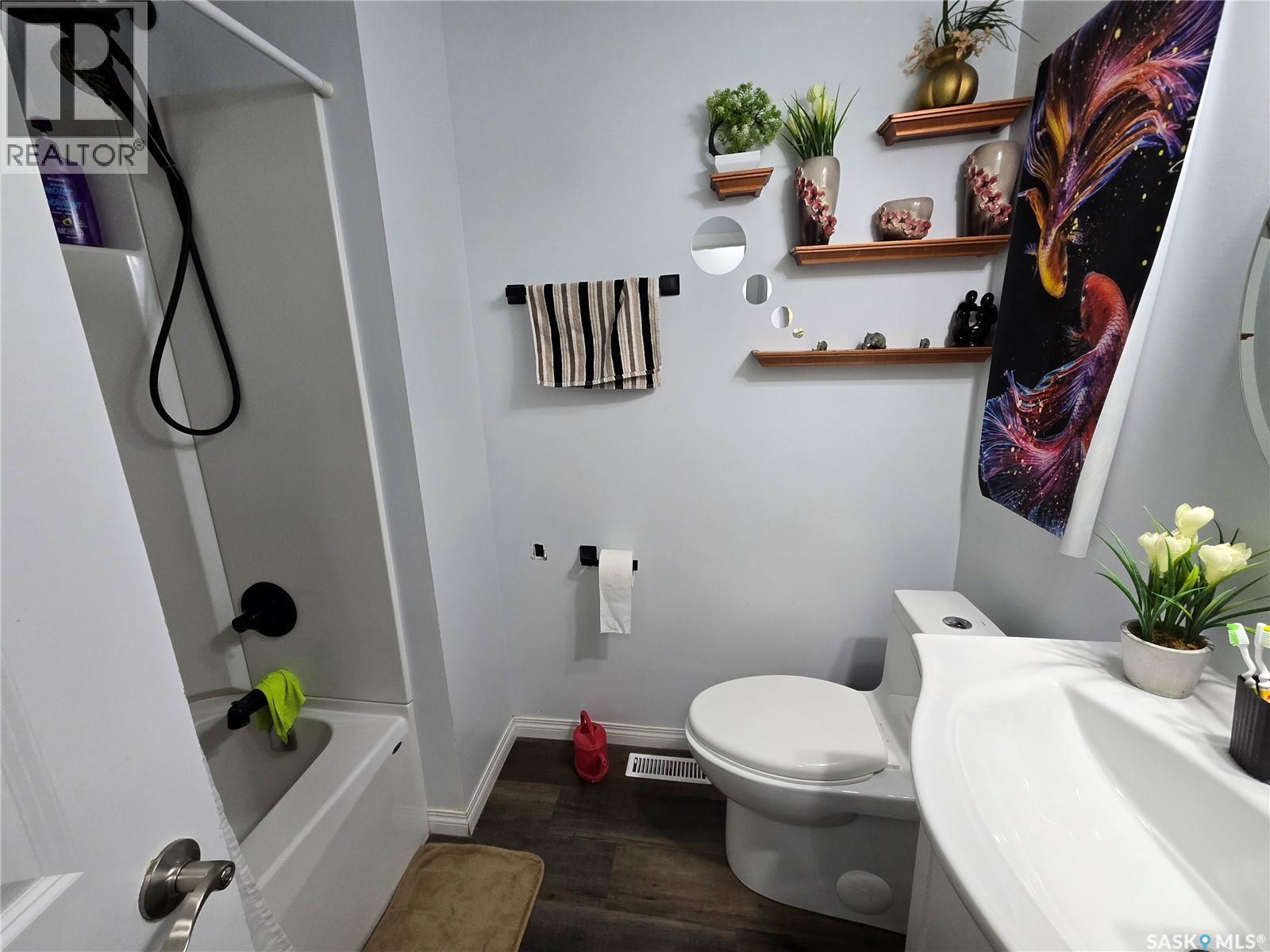 152 5Th Avenue Se, Swift Current, SK - Indoor Photo Showing Bathroom