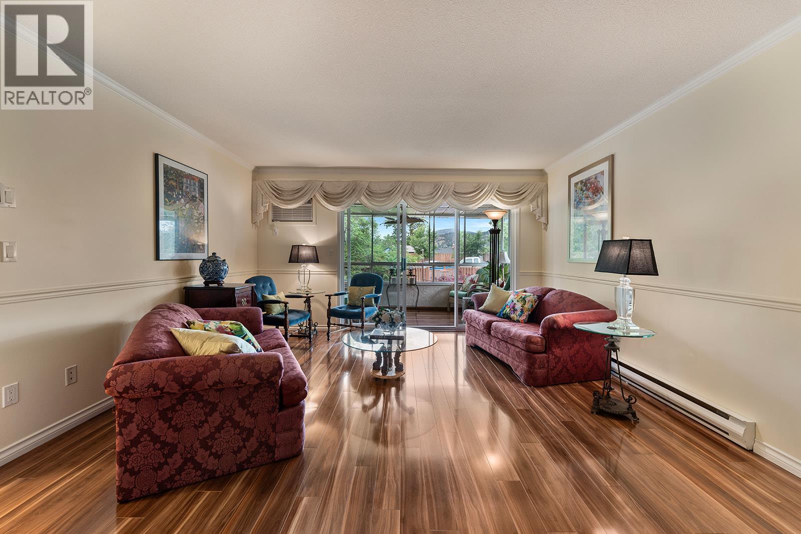 1534 Lawrence Avenue Unit# 304, Kelowna, BC - Indoor Photo Showing Living Room