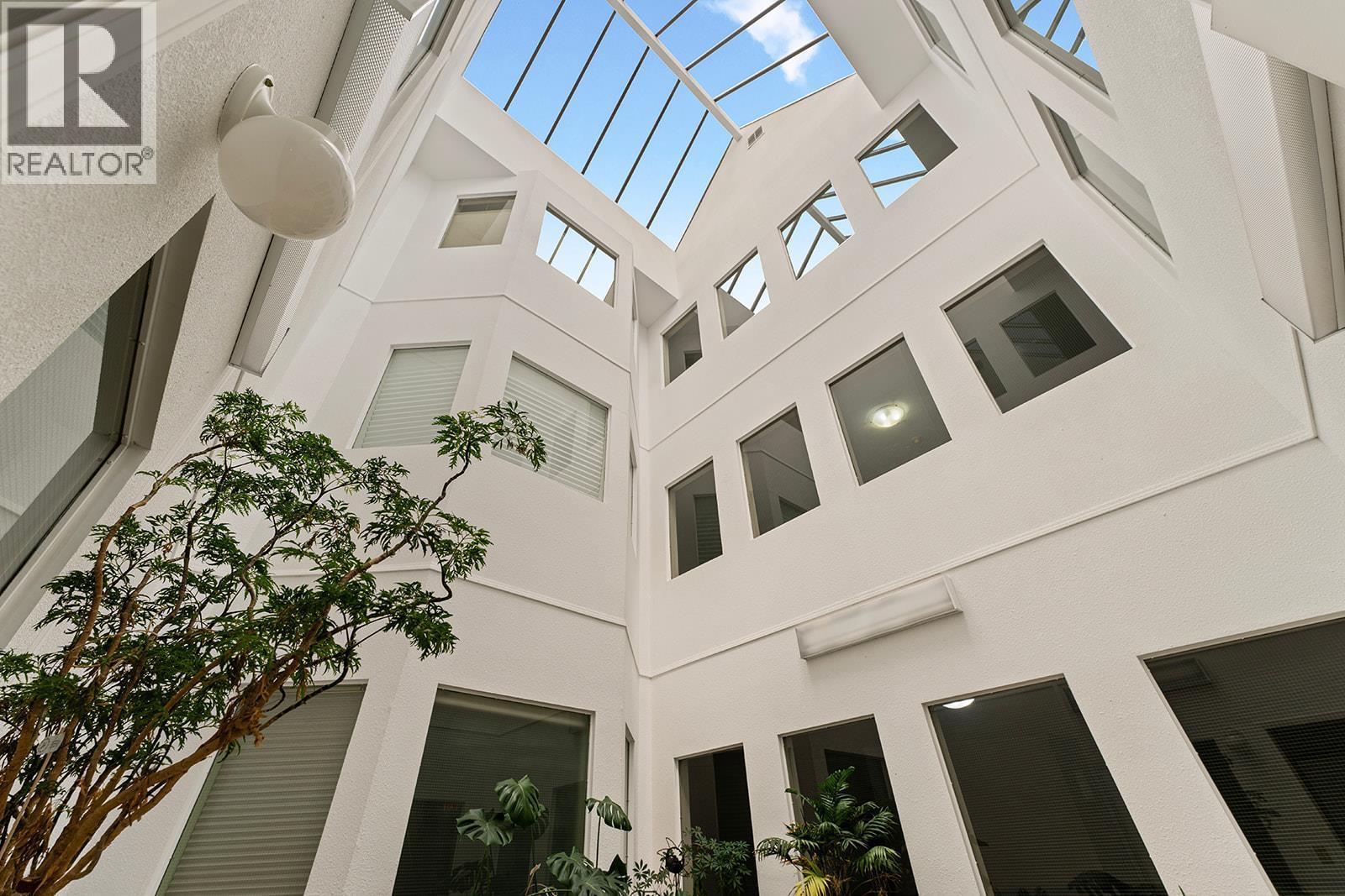 Incredible Solarium - 1534 Lawrence Avenue Unit# 304, Kelowna, BC -