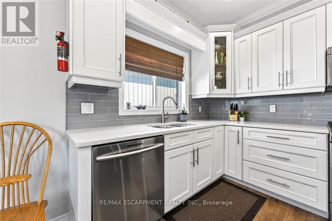 58 Postma Drive, Haldimand, ON - Indoor Photo Showing Kitchen With Double Sink With Upgraded Kitchen