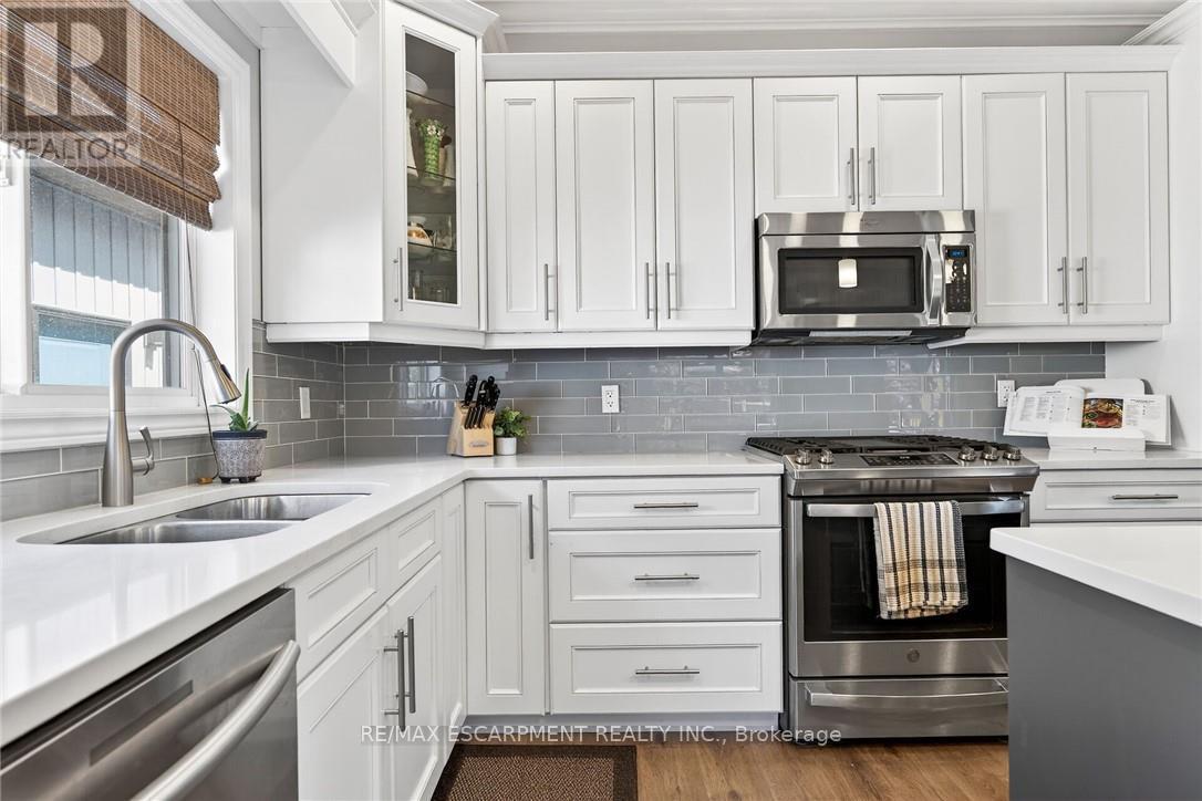 58 Postma Drive, Haldimand, ON - Indoor Photo Showing Kitchen With Double Sink With Upgraded Kitchen
