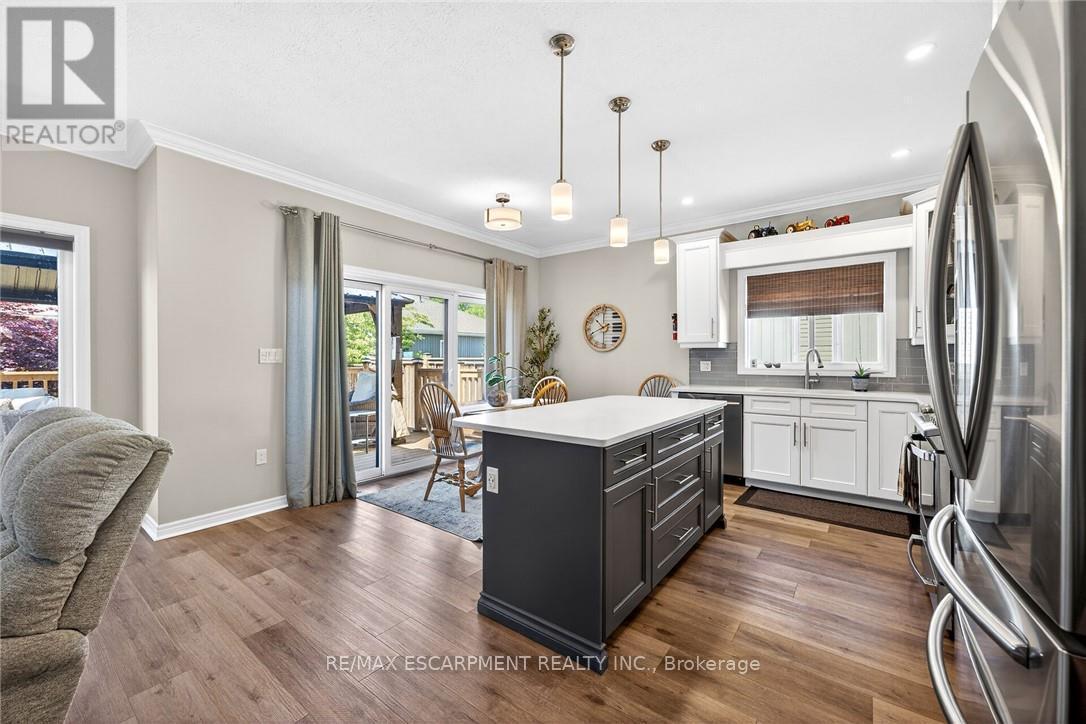 58 Postma Drive, Haldimand, ON - Indoor Photo Showing Kitchen With Upgraded Kitchen