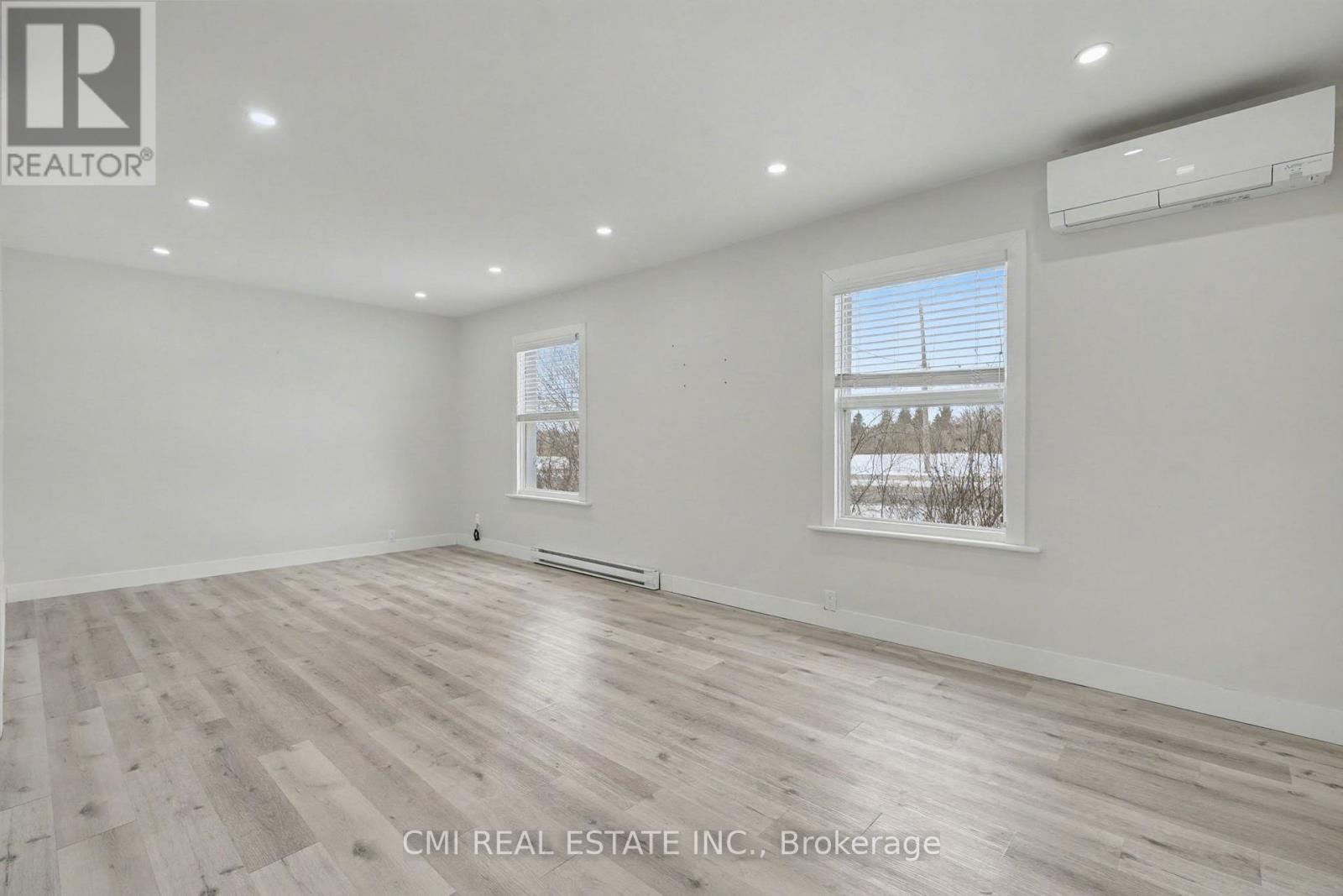 2546 Wilson Street, Hamilton, ON - Indoor Photo Showing Other Room