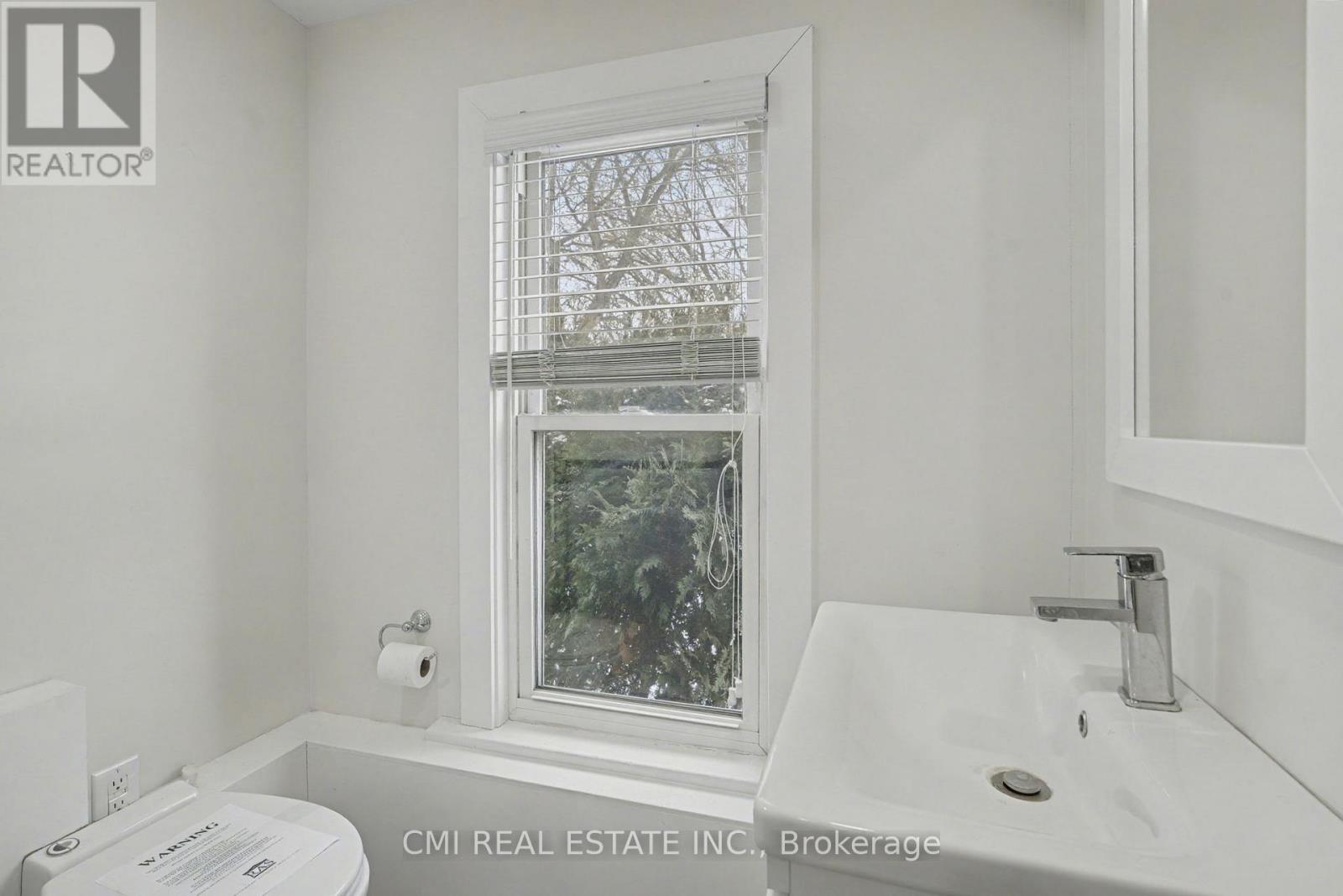 2546 Wilson Street, Hamilton, ON - Indoor Photo Showing Bathroom