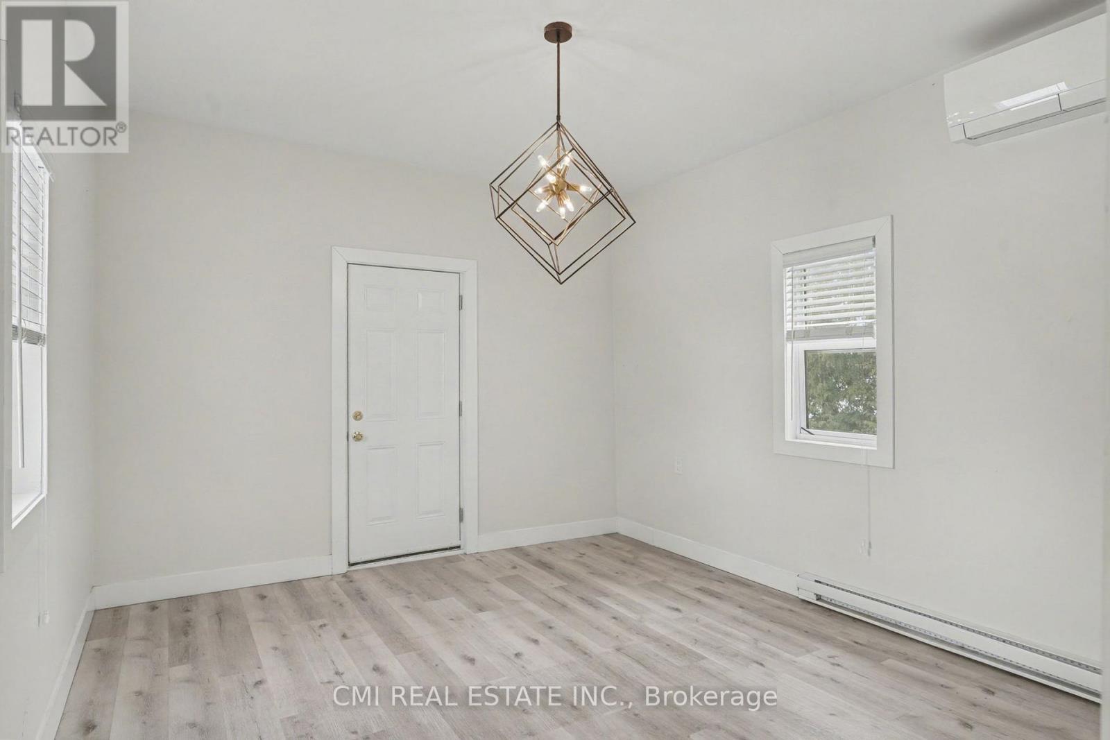 2546 Wilson Street, Hamilton, ON - Indoor Photo Showing Other Room