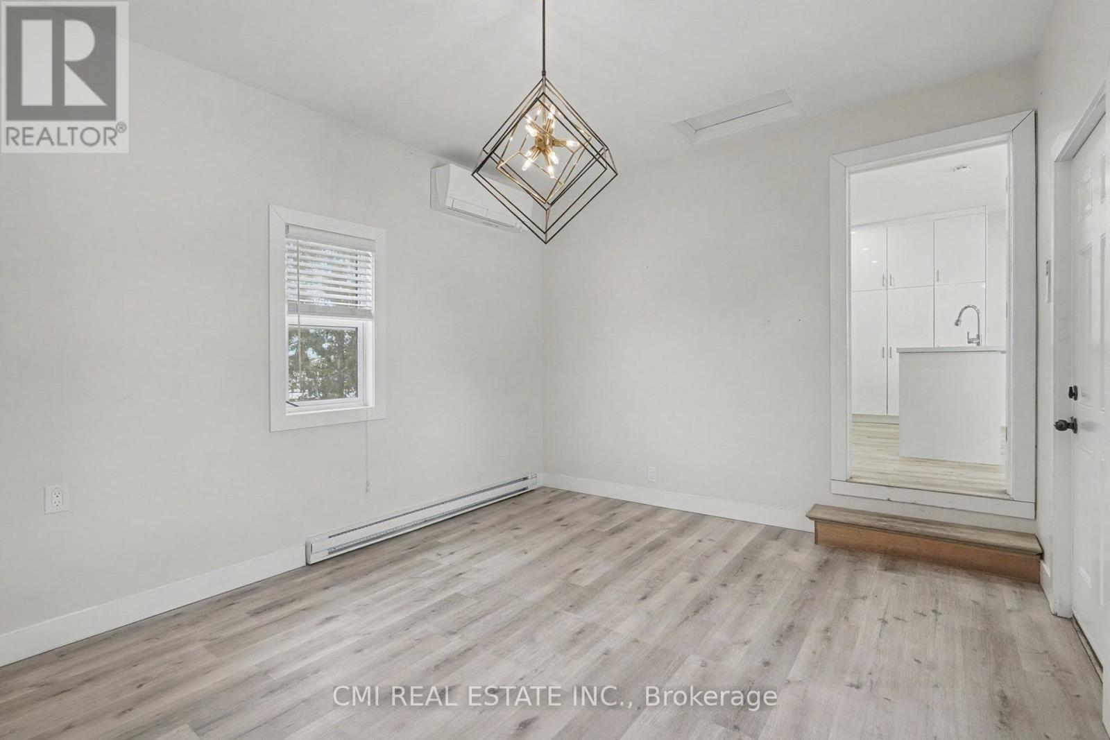 2546 Wilson Street, Hamilton, ON - Indoor Photo Showing Other Room