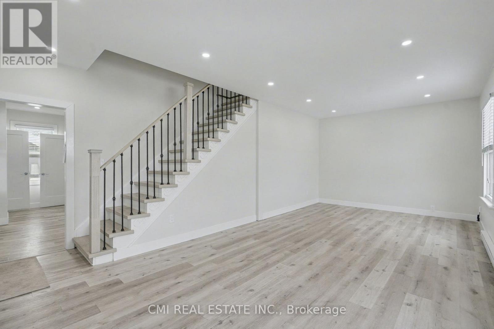 2546 Wilson Street, Hamilton, ON - Indoor Photo Showing Other Room