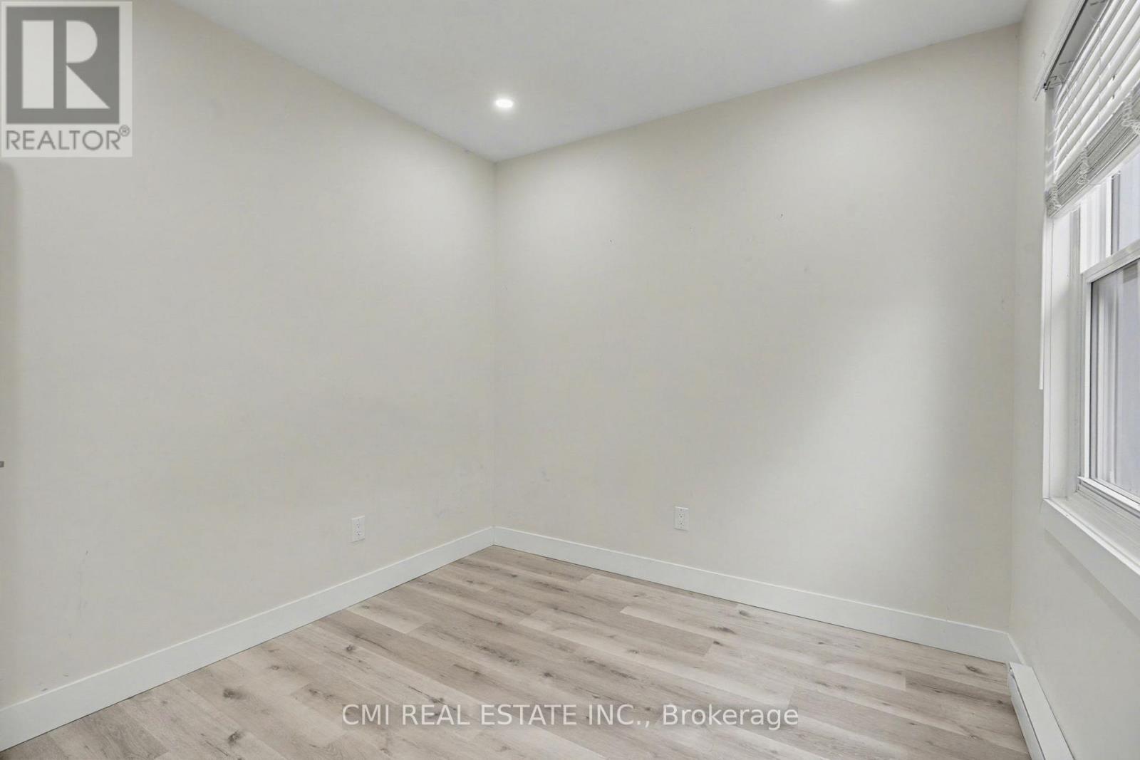 2546 Wilson Street, Hamilton, ON - Indoor Photo Showing Other Room