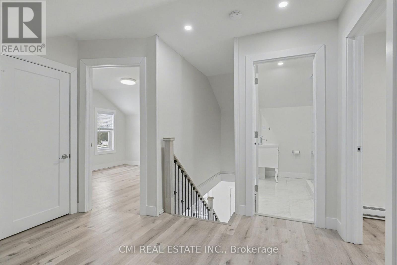 2546 Wilson Street, Hamilton, ON - Indoor Photo Showing Other Room