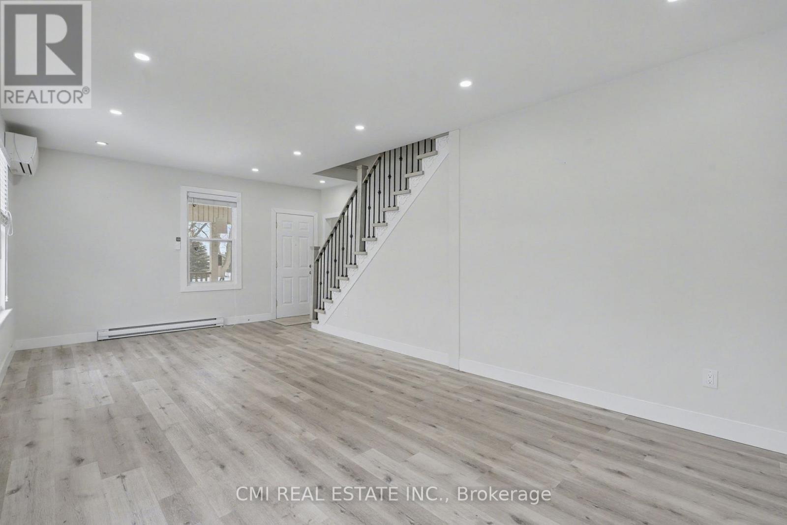 2546 Wilson Street, Hamilton, ON - Indoor Photo Showing Other Room