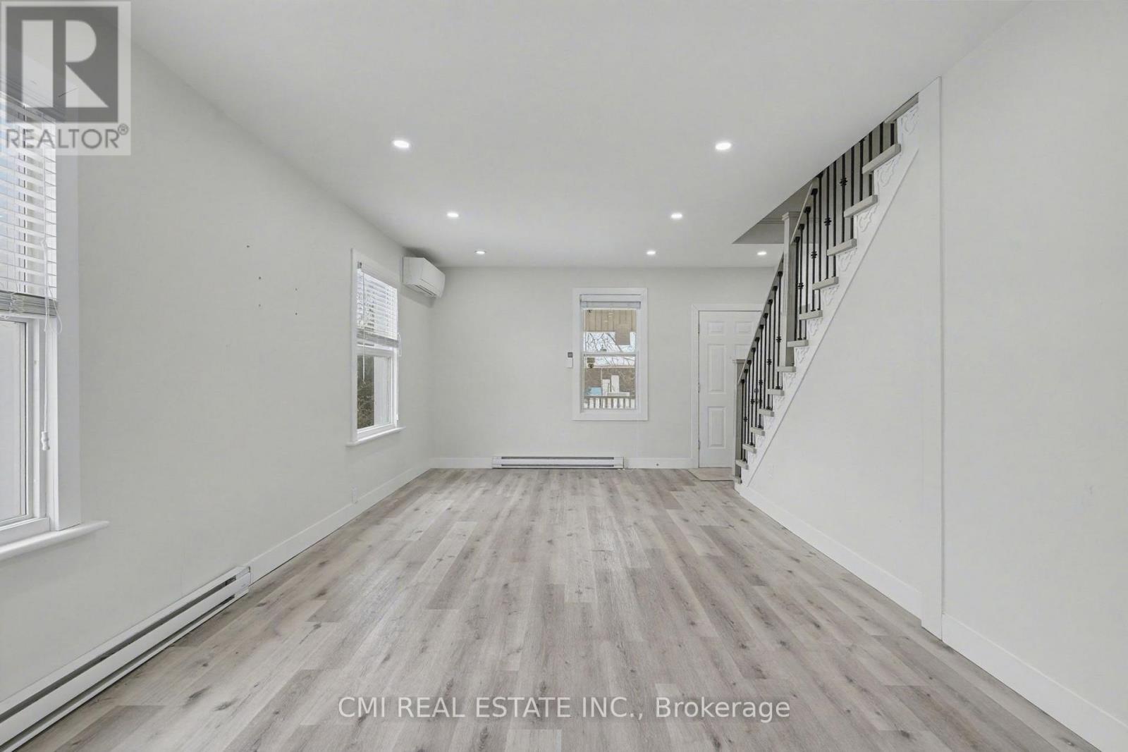2546 Wilson Street, Hamilton, ON - Indoor Photo Showing Other Room