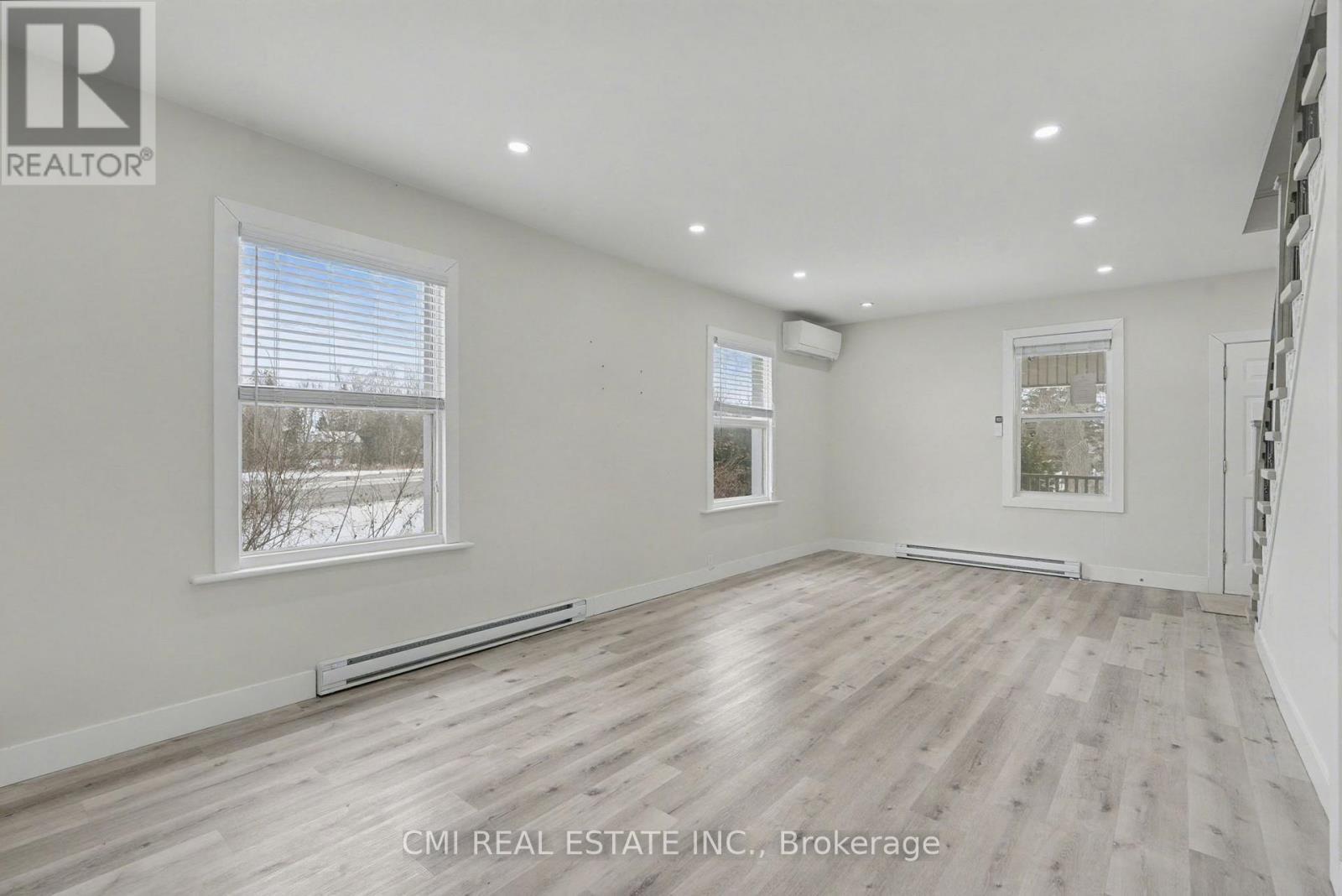 2546 Wilson Street, Hamilton, ON - Indoor Photo Showing Other Room