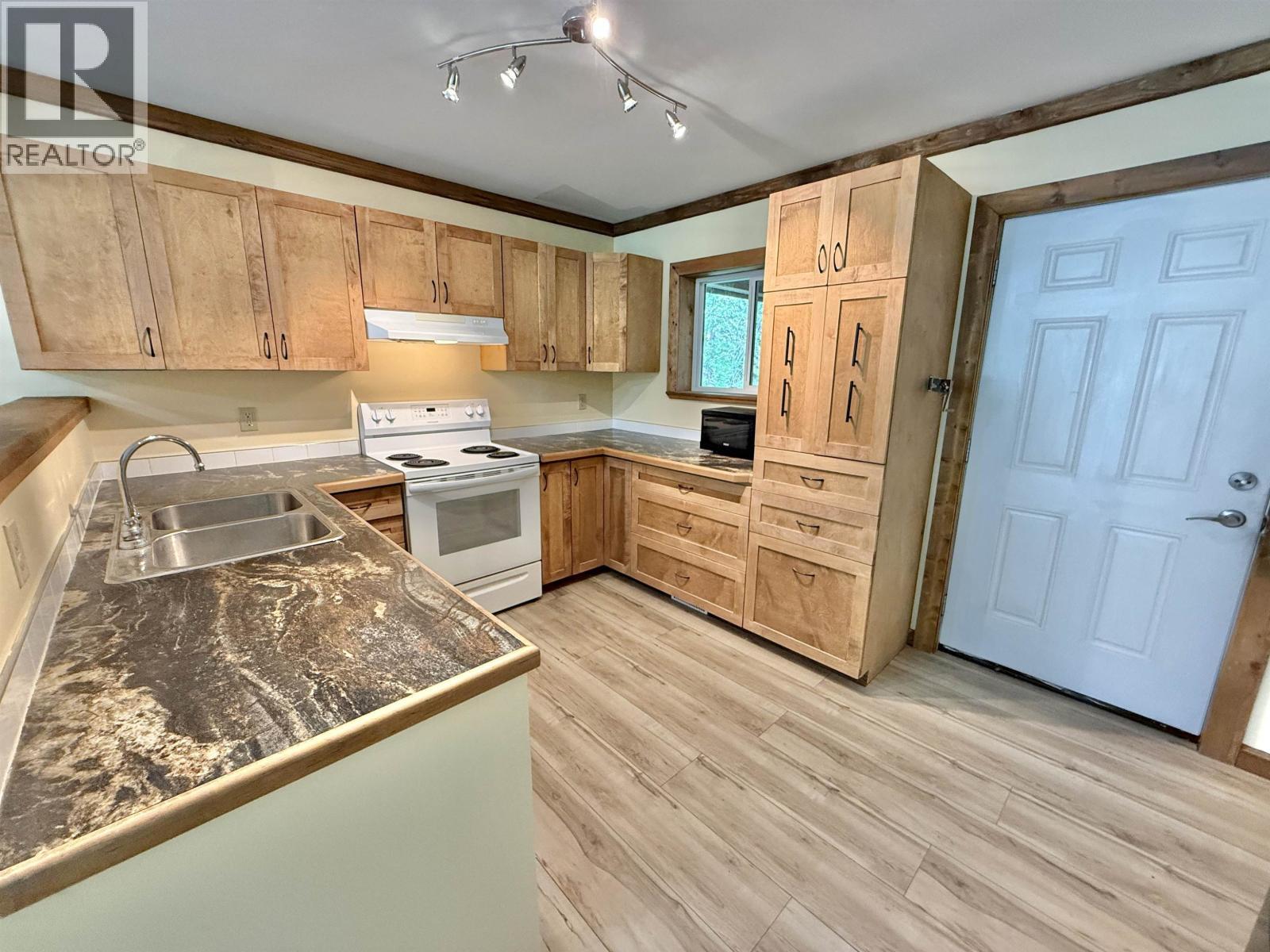 3416 Hayman Crescent, Quesnel, BC - Indoor Photo Showing Kitchen With Double Sink