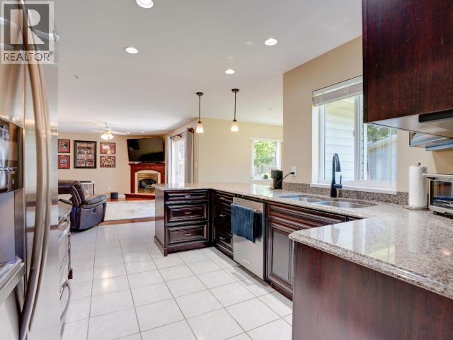 3419 Ontario Ave, Powell River, BC - Indoor Photo Showing Kitchen With Double Sink With Upgraded Kitchen