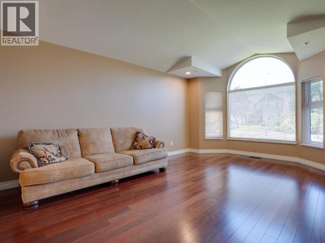3419 Ontario Ave, Powell River, BC - Indoor Photo Showing Living Room