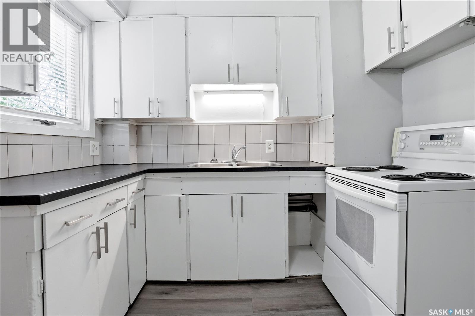 735 Wascana Street, Regina, SK - Indoor Photo Showing Kitchen